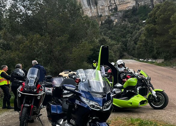 Frühling ist, wenn die Motoren brummen: Hier bereits im Süden mit Oli Stocker und dem MC Töffsattel auf Sardinien.