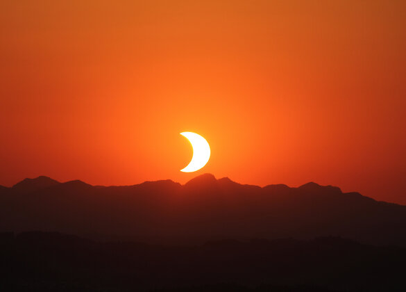Blick vom Sulzerkreuz auf die Sonnenfinsternis am 12. August 2026, aufgenommen von Herbert Heggli aus Hitzkirch.