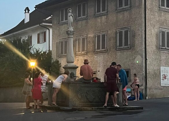 So geht Abkühlung in Möischter: Aus einer spontanen Abkühlung ist an einem heissen Sommerabend im Juli ein lustiges Happening aus diversen Spaziergängerinnen, Fahrradfahrern, Stiftsbewohnerinnen und -bewohnern sowie neuen Badegästen entstanden. Ein Leserinnenbild von Melanie Tschuppert. 