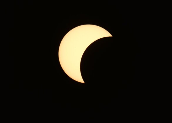 Vollendete Form: das Rund des Mondes schiebt sich von rechts über die goldene Scheibe der Sonne. Das astronomische Phänomen fasziniert die Menschen seit Jahrtausenden. (Bild: Herbert Heggli, Hitzkirch, 12. August 2026)