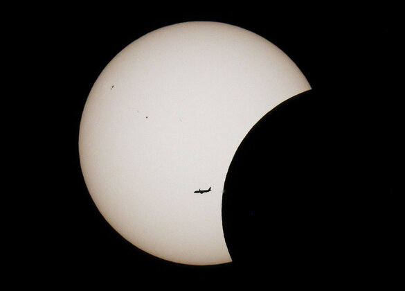 Wie klein der Mensch ist angesichts kosmischer Ereignisse, konnte Patrick Suter bei der Sonnenfinsternis vom 12. August auf diesem Bild anschaulich festhalten. Ob wohl die Reisenden in diesem winzigen Flugzeug das Naturspektakel auch gesehen haben? 