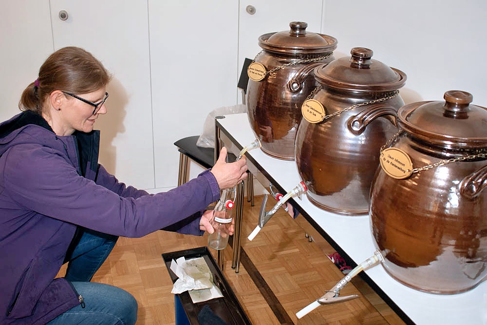Priska Rüegsegger füllt Chrisamöl für die Pfarrei Rothenburg ab.