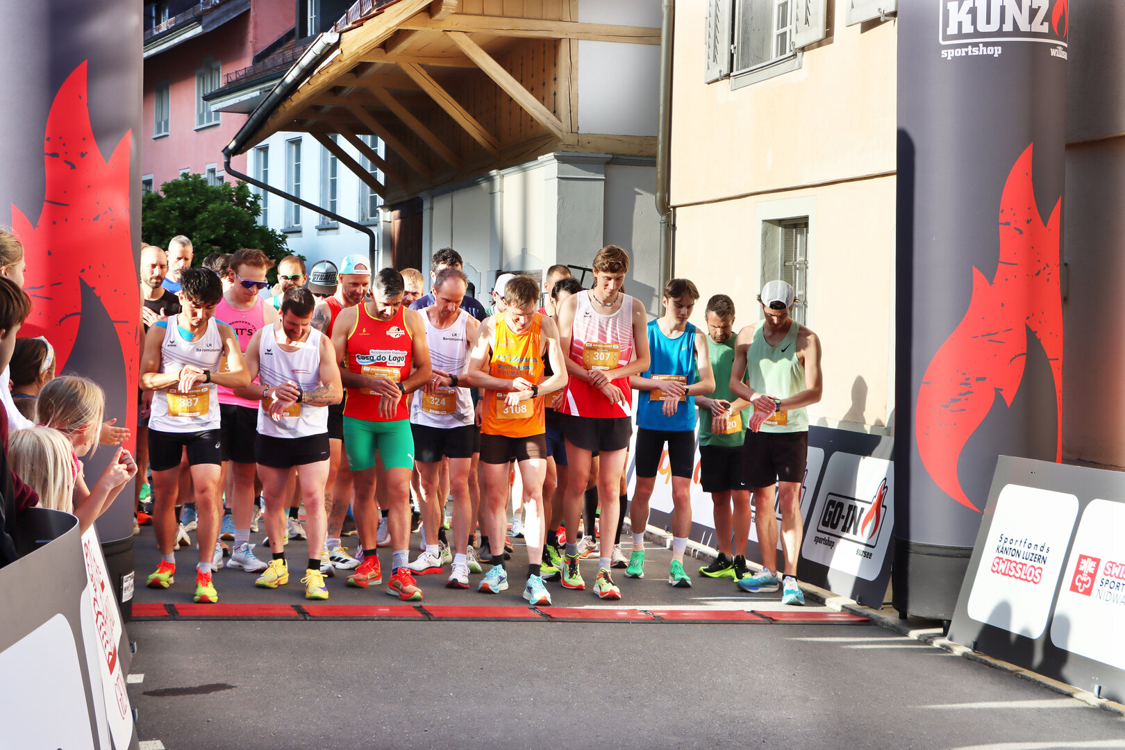Volle Konzentration mit Fokus auf dem Handgelenk: Hauptlauf Männer kurz vor dem Startschuss.    Bild: uke
